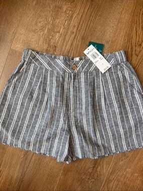 Roxy Women's Gray and White Striped Button-Front Shorts